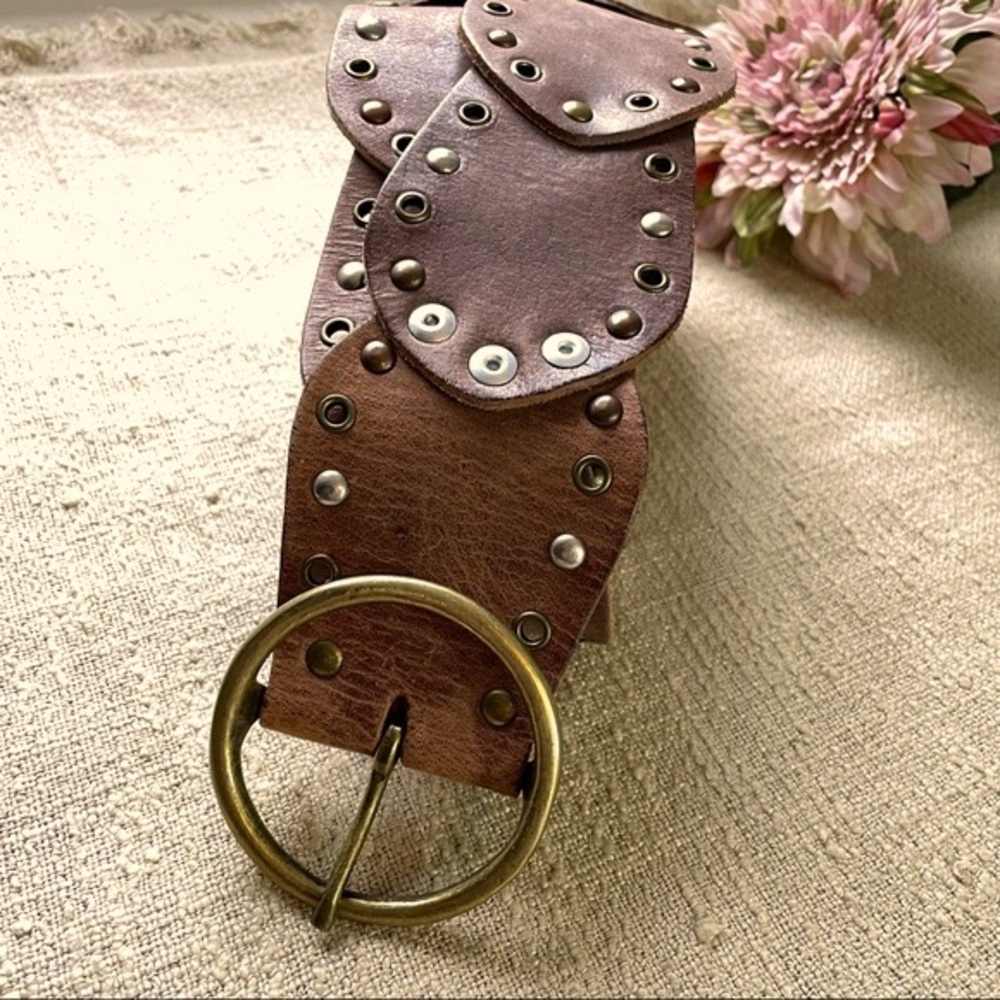 GUESS boho sectioned riveted brown leather belt w/ round brass buckle  - size L